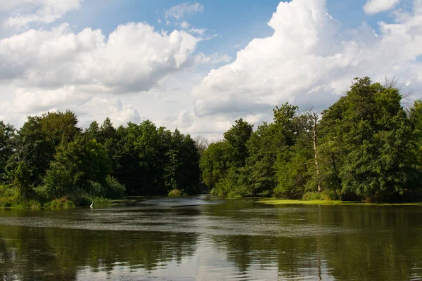 # Mavi gökyüzü ve bulutlar Dupage Nehri bir yaz sabahı. Channahon State Park, Illinois, ABD