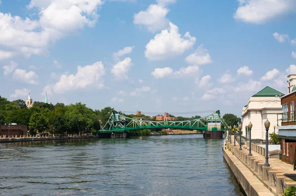 Des Plaines Nehri bir yaz akşamı görüntüleyin. Joliet, Illinois, ABD