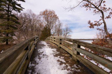 Açlıktan kaya güneş gibi ahşap köprü kar erimeye başlar. Aç Rock State Park, Illinois, ABD