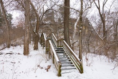 Bir kış sabahı kulübe giden merdivenler. Aç Rock State Park, Illinois, ABD