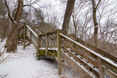 Bir kış sabahı kulübe giden merdivenler. Aç Rock State Park, Illinois, ABD