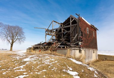 Kırsal Midwest içinde hasarlı ev.