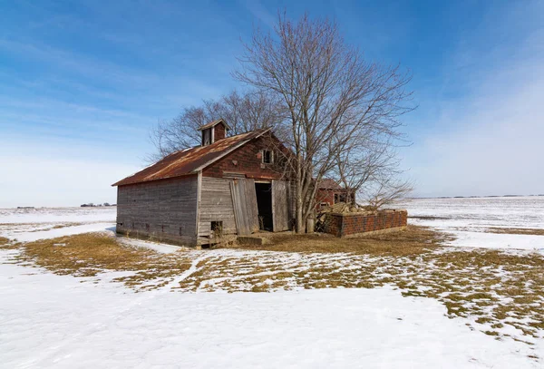 イリノイ州の田舎美しい冬の日に古い木造の納屋 — ストック写真