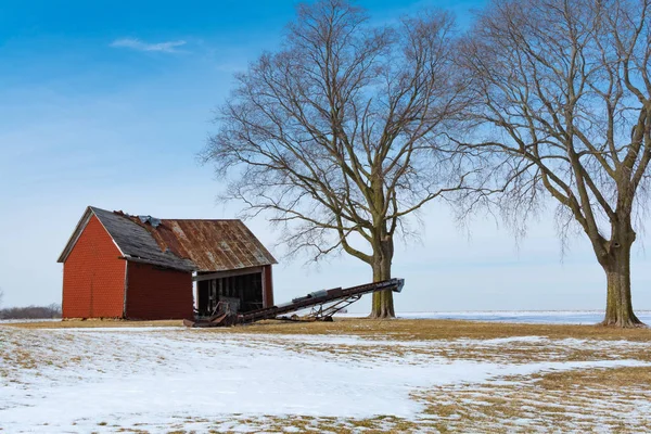 地方中西部で雪の中で納屋 ラサール郡 イリノイ州 アメリカ合衆国 — ストック写真