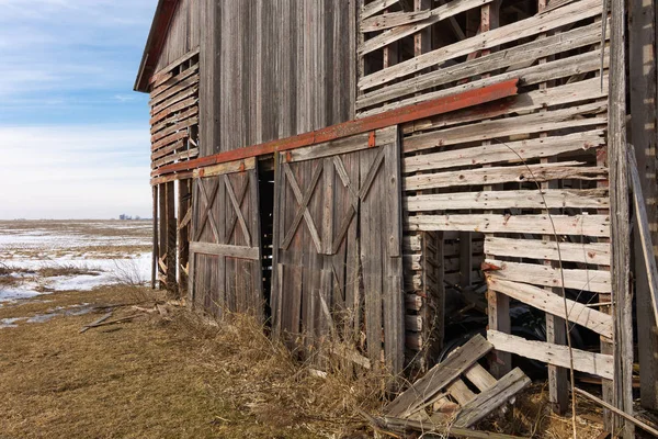 伊利诺伊州农村的老风化谷仓门 — 图库照片