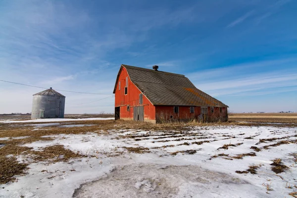 一个冬天的下午 伊利诺伊州农村的复古橙色谷仓 — 图库照片