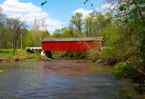 Ponte coberta vermelha — Fotografia de Stock