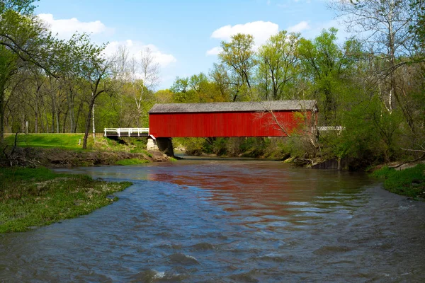 赤の覆われた橋 — ストック写真