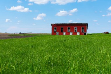 Açık alanda kırmızı bina