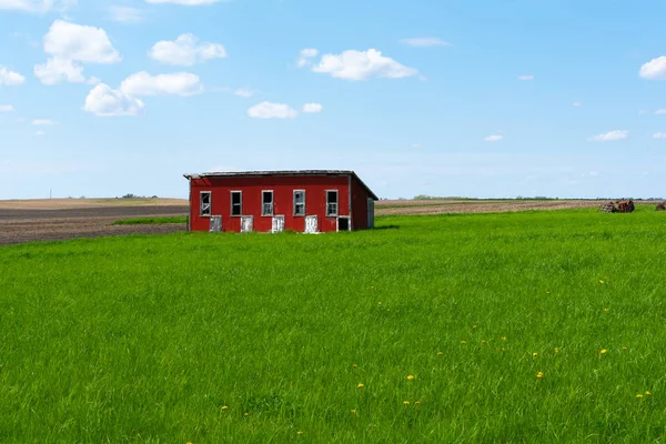 Edificio rojo en campo abierto — Foto de Stock