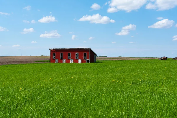 Rood gebouw in open veld — Stockfoto