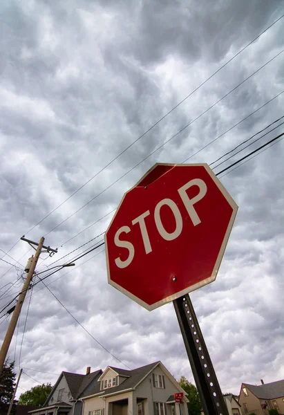 폭풍우 구름으로 표지판 중지 — 스톡 사진