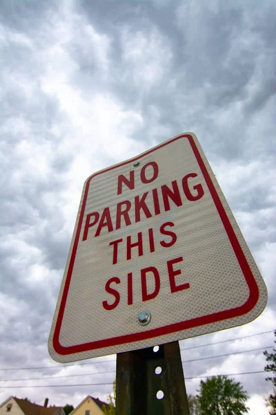 Kein Parken auf dieser Seite — Stockfoto