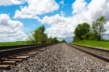 Güzel bir Bahar öğleden sonra Illinois kırsal üzerinden Tren rayları.