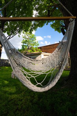 Bahçede hamak salıncak