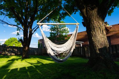 Bahçede hamak salıncak