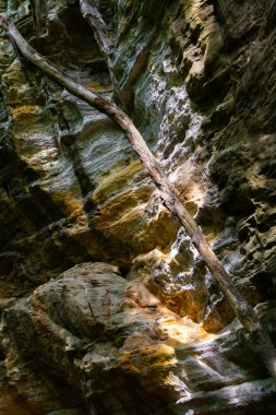 Kanyon duvarlarında güneş ışığı