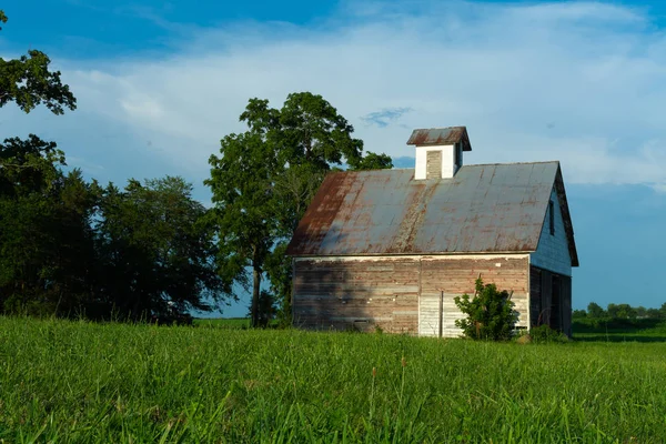 Velho celeiro e campo de grama — Fotografia de Stock