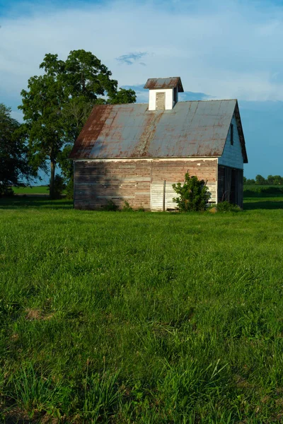 Velho celeiro e campo de grama — Fotografia de Stock
