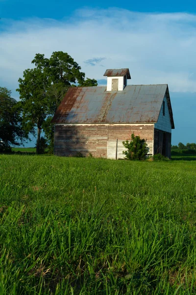 Velho celeiro e campo de grama — Fotografia de Stock