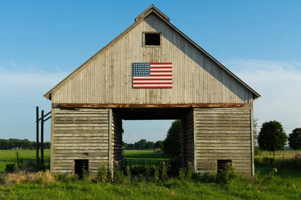 Gammal trälada med amerikansk flagga — Stockfoto