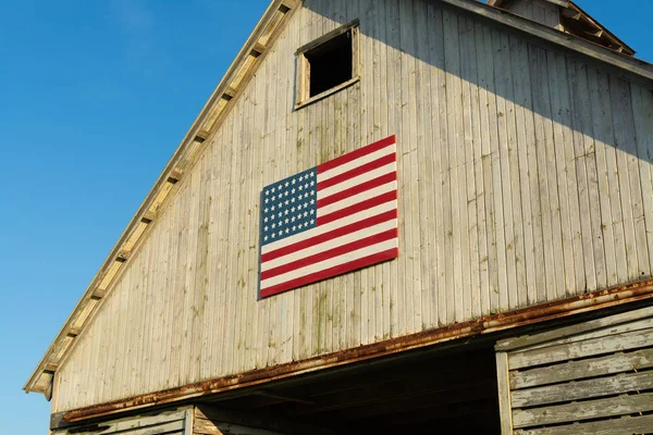 Gammal trälada med amerikansk flagga — Stockfoto