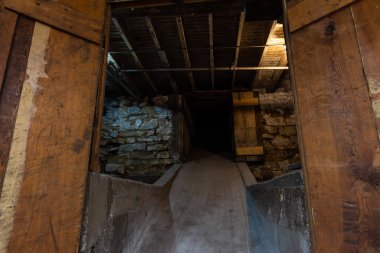 Eski depo yükleme oluğu