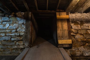 Eski depo yükleme oluğu