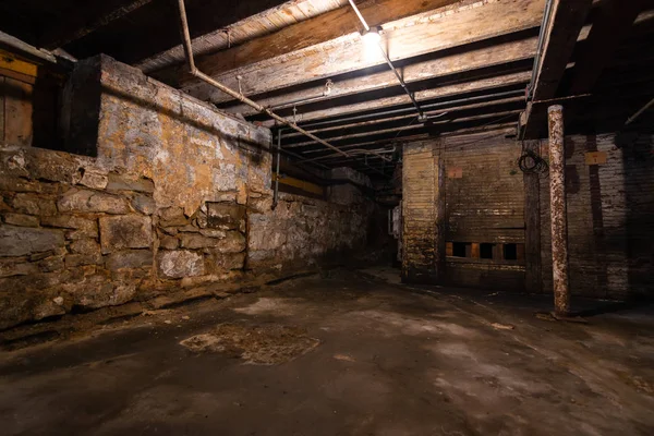 肮脏的仓库地下室 — 图库照片