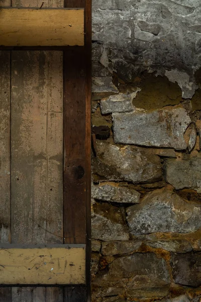 Porta de madeira e parede de pedra — Fotografia de Stock