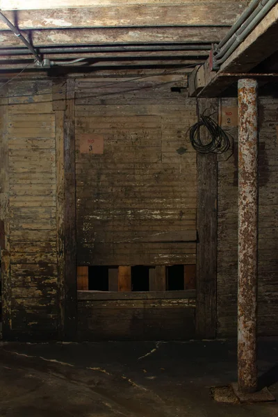 Ruang bawah tanah gudang Grungy — Stok Foto