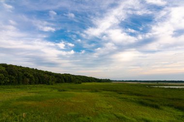 Gün batımında sulak alanlar