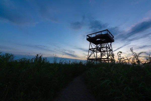 Наблюдательная башня в сумерках — стоковое фото