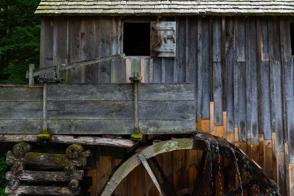 Starý mlýn v lese — Stock fotografie
