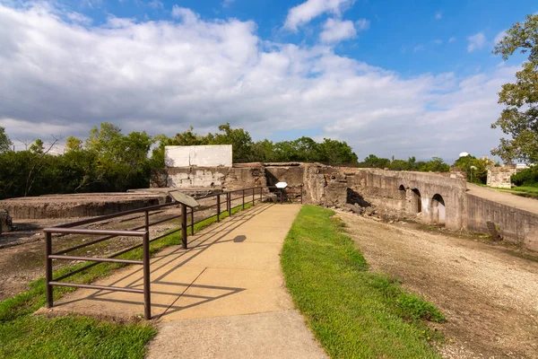 Pad door de ruïnes — Stockfoto