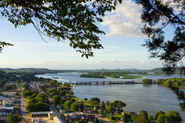 Bir yaz öğleden sonrasında Bellevue ve Mississippi Nehri 'ne bakan. Bellevue, Iowa, ABD