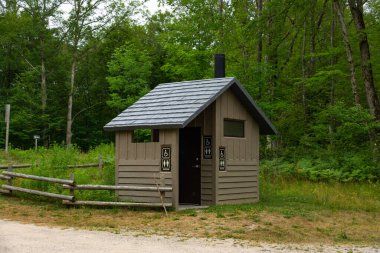 State Park 'taki tuvalette. Huron Manistee Ulusal Ormanı, Michigan, ABD