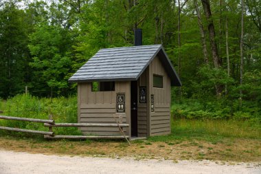 State Park 'taki tuvalette. Huron Manistee Ulusal Ormanı, Michigan, ABD