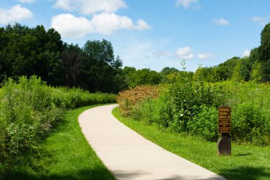 Güzel bir yaz sabahı kelebek bahçesine giden yol. Bellevue State Park, Iowa, ABD