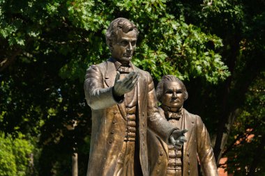 Lincoln ve Douglas 'ın heykelleri tarihi münazara yerinde. Ottawa, Illinois, ABD