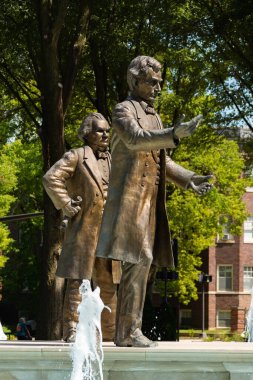 Lincoln ve Douglas 'ın heykelleri tarihi münazara yerinde. Ottawa, Illinois, ABD