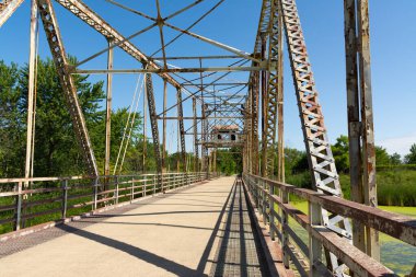 Centennial Patikası 'ndaki eski salıncak köprüsü. Romeoville, Illinois, ABD