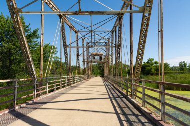 Centennial Patikası 'ndaki eski salıncak köprüsü. Romeoville, Illinois, ABD