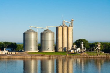 Grain elevator and silos on the Illinois River. clipart
