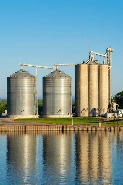 Grain Elevator Silos Illinois River — Stock Photo, Image