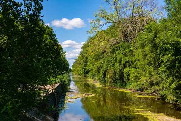 Tittar Ner Kanalen Vacker Sommardag Rockdale Illinois Usa — Stockfoto