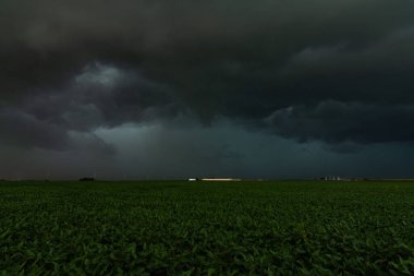 Orta batıdaki küçük bir kasabaya varmadan hemen önce Derecho 'ya geliyor. 10 Ağustos 2020. Peru, Illinois, ABD