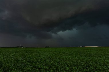 Orta batıdaki küçük bir kasabaya varmadan hemen önce Derecho 'ya geliyor. 10 Ağustos 2020. Peru, Illinois, ABD