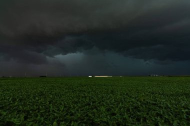Orta batıdaki küçük bir kasabaya varmadan hemen önce Derecho 'ya geliyor. 10 Ağustos 2020. Peru, Illinois, ABD