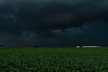 Orta batıdaki küçük bir kasabaya varmadan hemen önce Derecho 'ya geliyor. 10 Ağustos 2020. Peru, Illinois, ABD